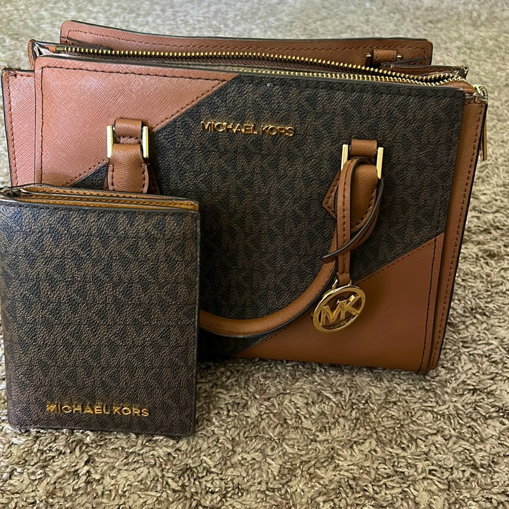 MichaelKors Passport wallet &Matching Purse Set